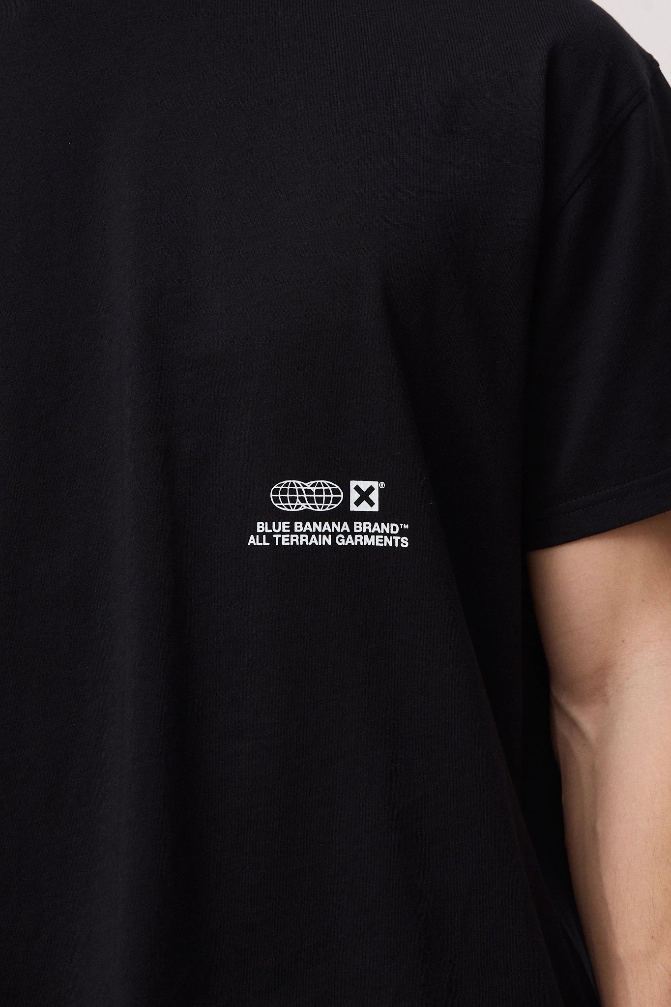 BLACK UNIVERSAL TEE