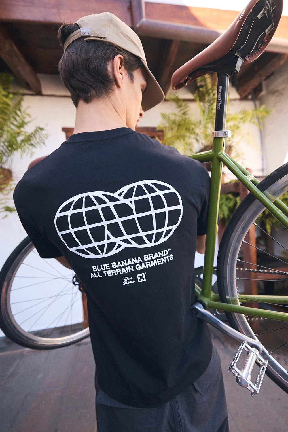 BLACK UNIVERSAL TEE